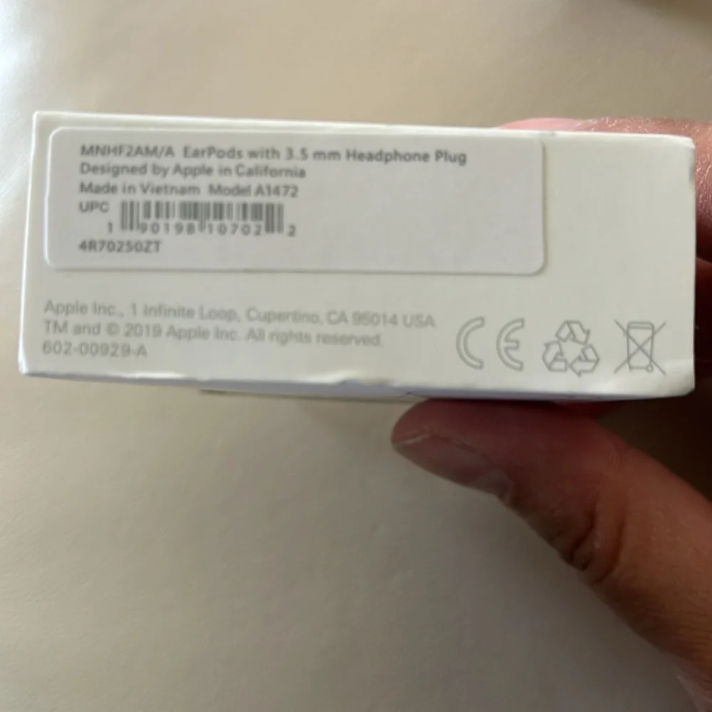 NIB Apple Wired EarPods with 3.5mm auxiliary plug in White.